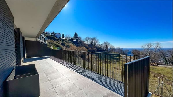 MODERNA VILLA IMMERSA NEL VERDE CON VISTA APERTA 11