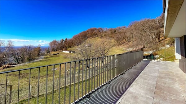 MODERNA VILLA IMMERSA NEL VERDE CON VISTA APERTA 12