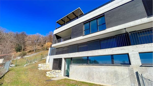 MODERNA VILLA IMMERSA NEL VERDE CON VISTA APERTA 1