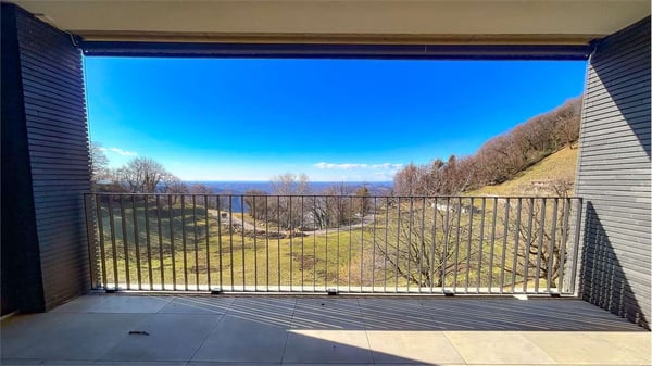 MODERNA VILLA IMMERSA NEL VERDE CON VISTA APERTA 4