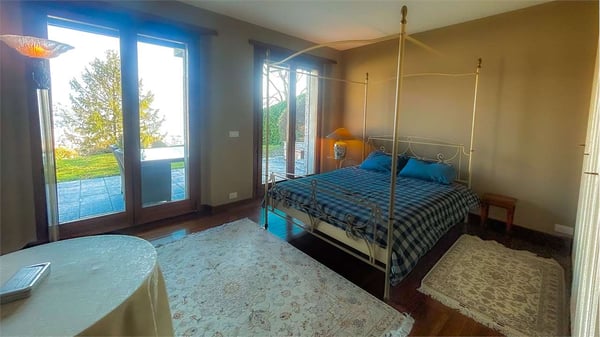 Elegante villa con piscina e romantica vista lago 12