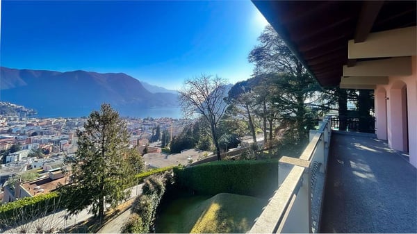 Elegante villa con piscina e romantica vista lago 1