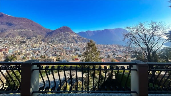 Elegante villa con piscina e romantica vista lago 2