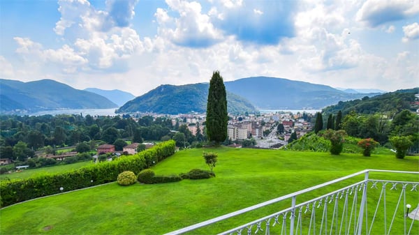 PRESTIGIOSA VILLA CON VISTA LAGO 13