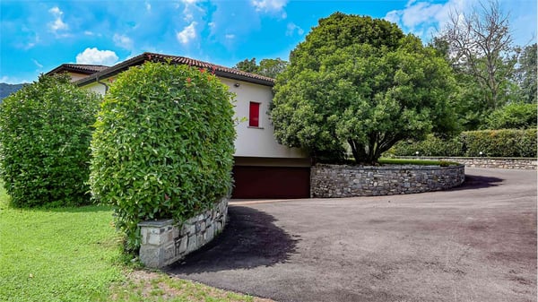 PRESTIGIOSA VILLA CON VISTA LAGO 7