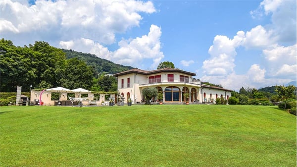 PRESTIGIOSA VILLA CON VISTA LAGO 5