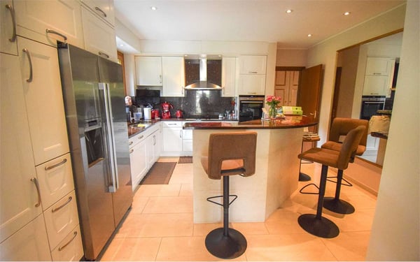 PRESTIGIOSA VILLA CON VISTA LAGO 11