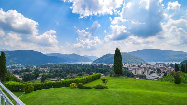 PRESTIGIOSA VILLA CON VISTA LAGO 3