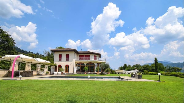 PRESTIGIOSA VILLA CON VISTA LAGO 4