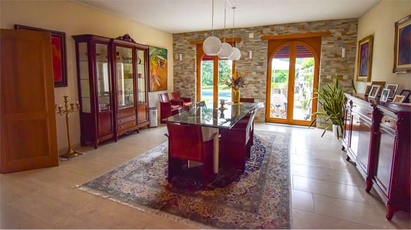 PRESTIGIOSA VILLA CON VISTA LAGO 10