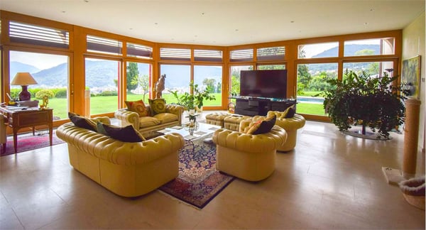 PRESTIGIOSA VILLA CON VISTA LAGO 9