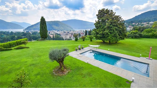 PRESTIGIOSA VILLA CON VISTA LAGO 1