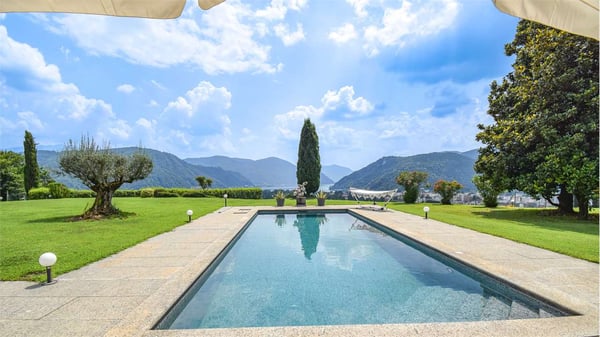 PRESTIGIOSA VILLA CON VISTA LAGO 2