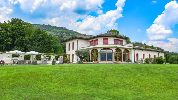 PRESTIGIOSA VILLA CON VISTA LAGO 6