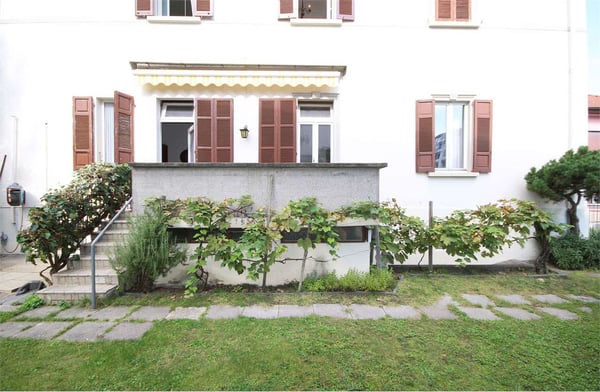 Chiasso: casa d'epoca con giardino e due parcheggi in centro 1