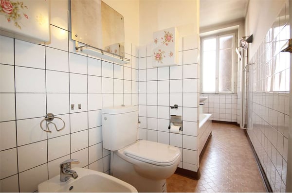 Chiasso: casa d'epoca con giardino e due parcheggi in centro 8