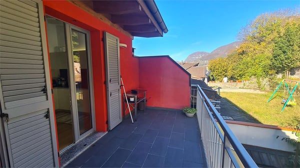 MENDRISO CAPOLAGO: SUGGESTIVO ATTICO VISTA LAGO 2