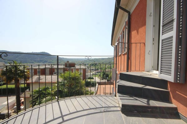 Balerna: rinnovato appartamento con terrazza vicino al centro 2