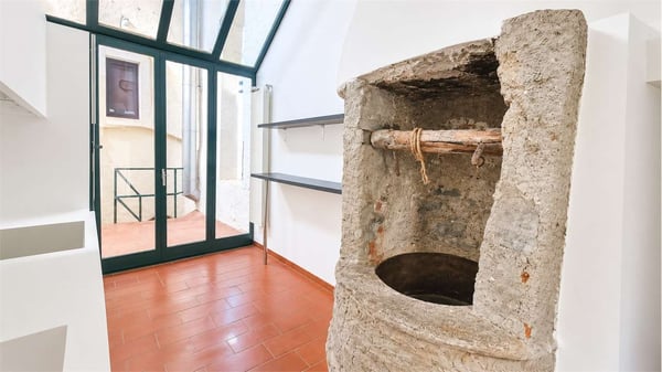 NEGGIO: SUGGESTIVO DUPLEX 4.0 loc. CON CORTILE