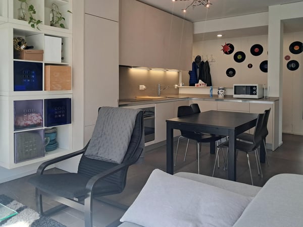 Moderno appartamento arredato di 3,5 locali vicino a lago 4