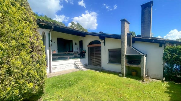 VILLA CON PISCINA IMMERSA NEL VERDE DA RINNOVARE 3