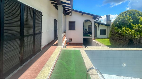 VILLA CON PISCINA IMMERSA NEL VERDE DA RINNOVARE 1
