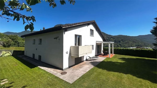 ESCLUSIVA VILLA CON GIARDINO E VISTA APERTA 1