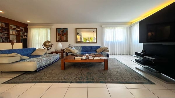 ESCLUSIVA VILLA CON GIARDINO E VISTA APERTA 7