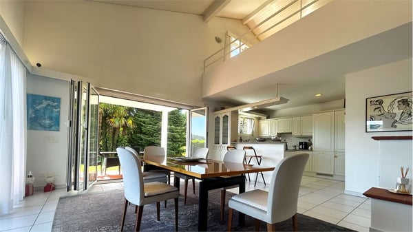 ESCLUSIVA VILLA CON GIARDINO E VISTA APERTA 5