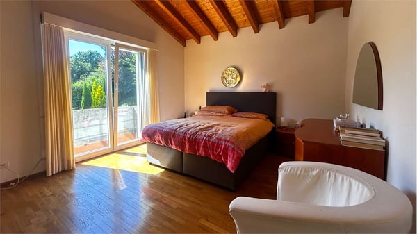 ESCLUSIVA VILLA CON GIARDINO E VISTA APERTA 8