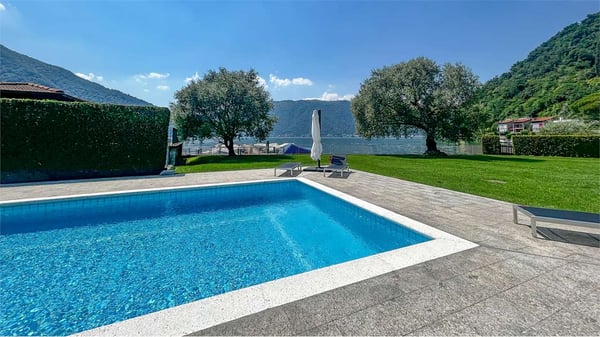 ESCLUSIVA VILLA SECONDARIA  CON ACCESSO DIRETTO AL LAGO 1