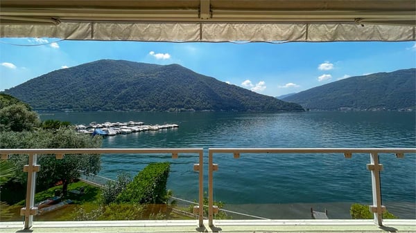 ESCLUSIVA VILLA SECONDARIA  CON ACCESSO DIRETTO AL LAGO 12