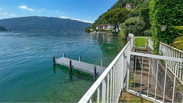 ESCLUSIVA VILLA SECONDARIA  CON ACCESSO DIRETTO AL LAGO 4