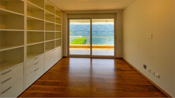 ESCLUSIVA VILLA SECONDARIA  CON ACCESSO DIRETTO AL LAGO 9