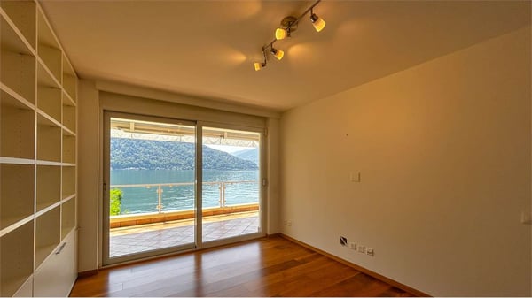 ESCLUSIVA VILLA SECONDARIA  CON ACCESSO DIRETTO AL LAGO 8