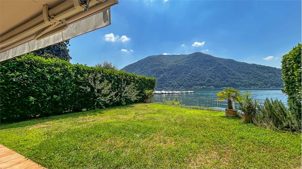ESCLUSIVA VILLA SECONDARIA  CON ACCESSO DIRETTO AL LAGO 3