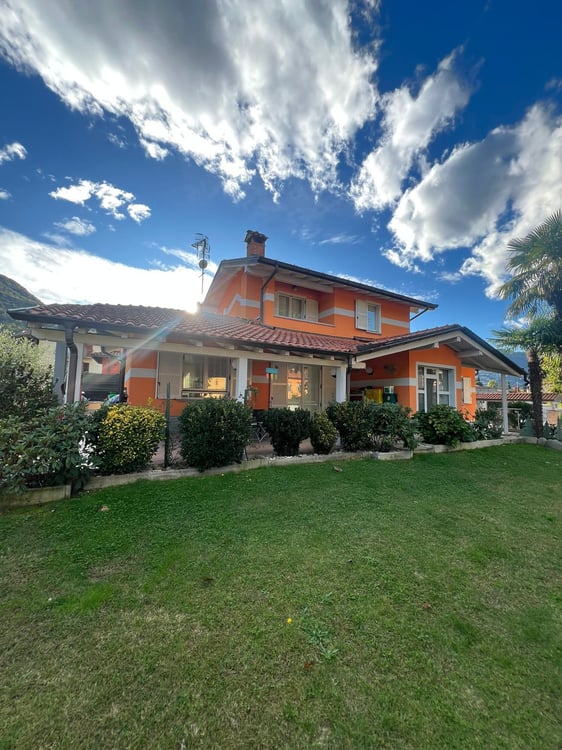 LAVENA PONTE TRESA : ELEGANTE VILLA CON GIARDINO 2