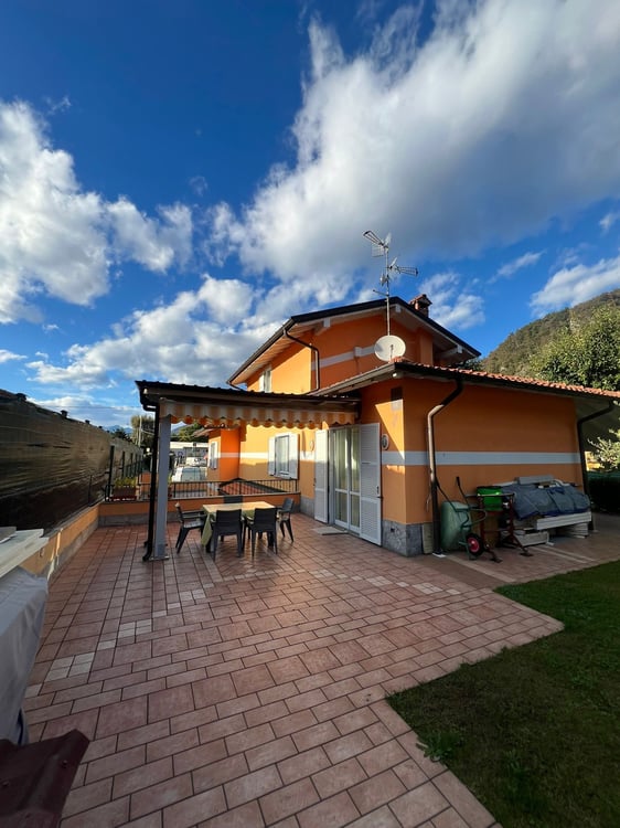 LAVENA PONTE TRESA : ELEGANTE VILLA CON GIARDINO 3