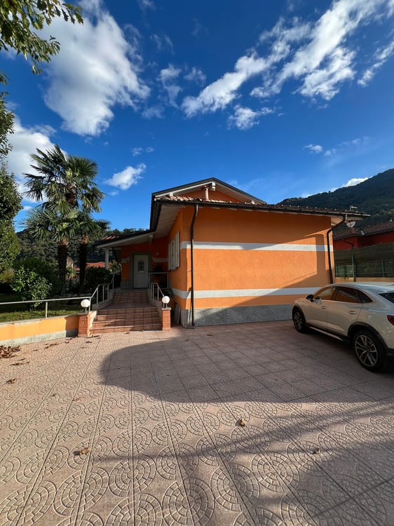 LAVENA PONTE TRESA : ELEGANTE VILLA CON GIARDINO 5