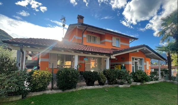 LAVENA PONTE TRESA : ELEGANTE VILLA CON GIARDINO 1