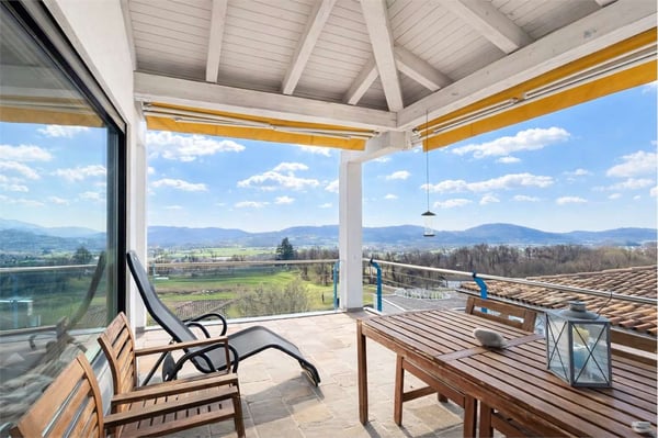 Casa bifamiliare con vista imprendibile a Besazio 2