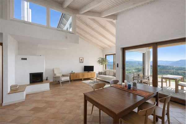 Casa bifamiliare con vista imprendibile a Besazio 1