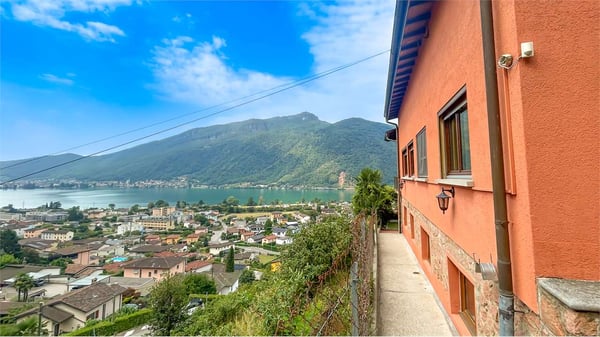 MELANO: CASA PLURIFAMILIARE CON VISTA LAGO 2