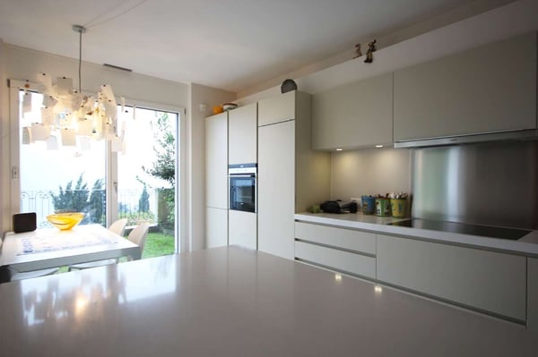 Spazioso appartamento vista lago con giardino in condominio con piscin 3