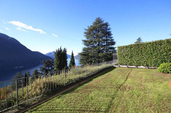 Spazioso appartamento vista lago con giardino in condominio con piscin 1