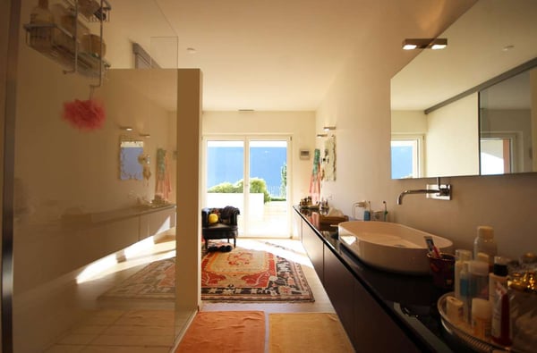 Spazioso appartamento vista lago con giardino in condominio con piscin 9