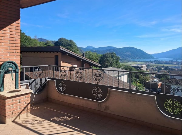 Spazioso attico di 4,5 locali con vista lago in casa bifamiliare