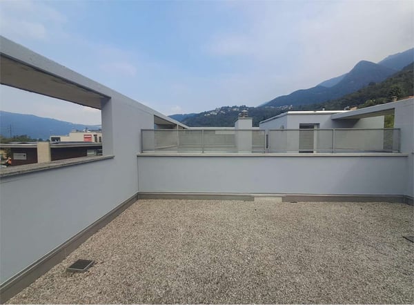 Melano: piacevole maisonette di 3,5 locali con terrazze e parcheggi 10