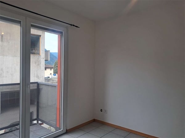 Melano: piacevole maisonette di 3,5 locali con terrazze e parcheggi 5