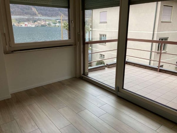RIVA SAN VITALE: GRAZIOSO 3.5 LOC. FRONTE LAGO 9